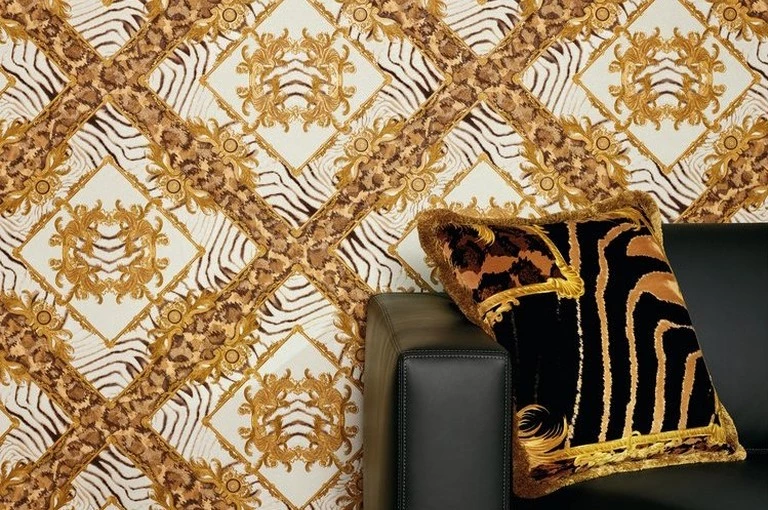 kanapa na dla wzorzystej tapety