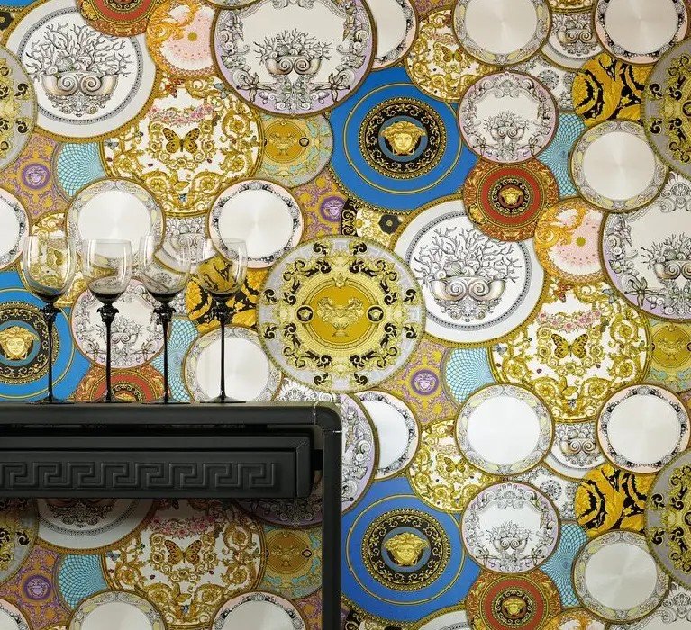 tapeta z&nbsp;wielokolorowymi emblematami