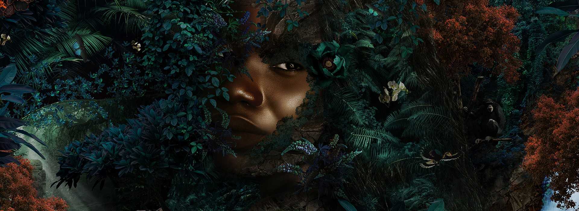 Tapeta z kobietą krytą za liścmi